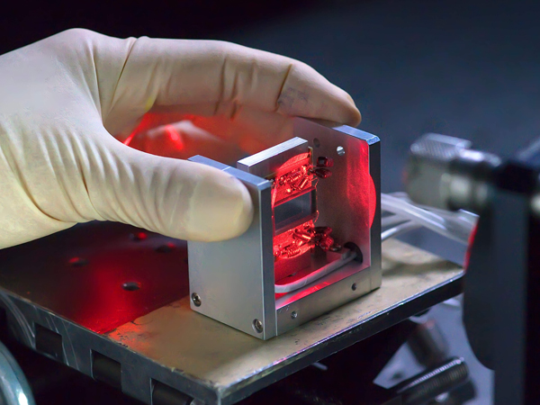 調(diào)Q激光器——依靠Q開關的方法發(fā)射光脈沖的激光器