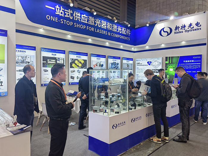 新特光電工作人員態(tài)度熱情、專業(yè)、耐心地向觀眾們講解產(chǎn)品的性能參數(shù)