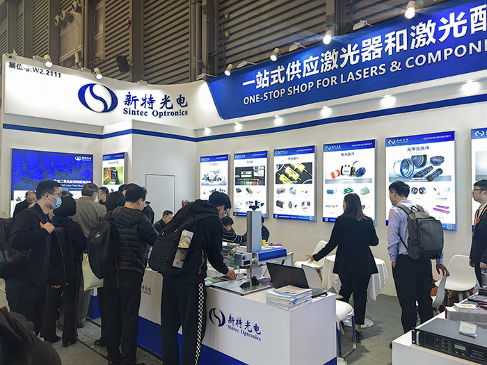 新特光電工作人員態(tài)度熱情、專業(yè)、耐心地向觀眾們講解產(chǎn)品的性能參數(shù)